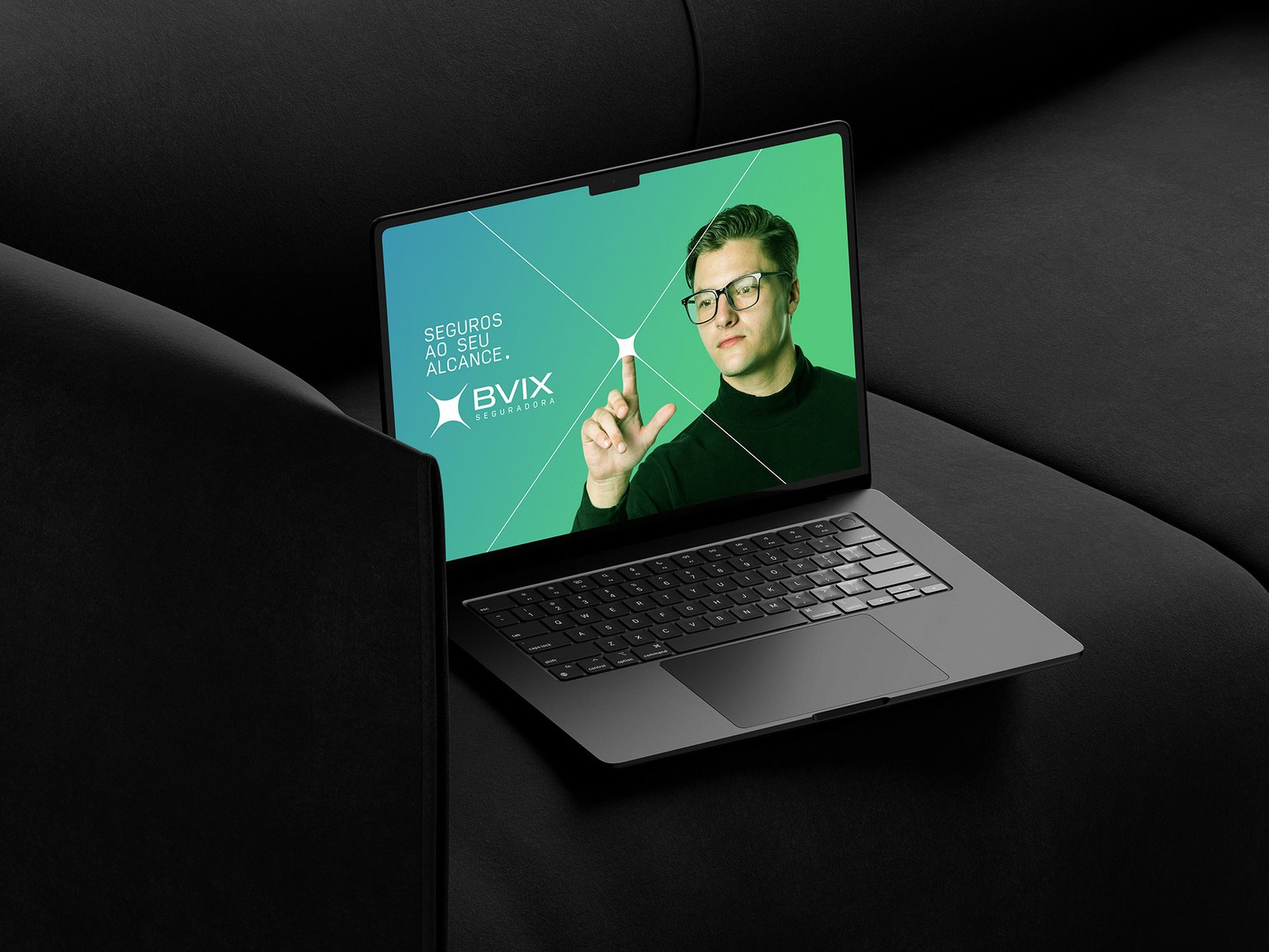 Campanha da BVIX em tela de notebook sobre poltrona