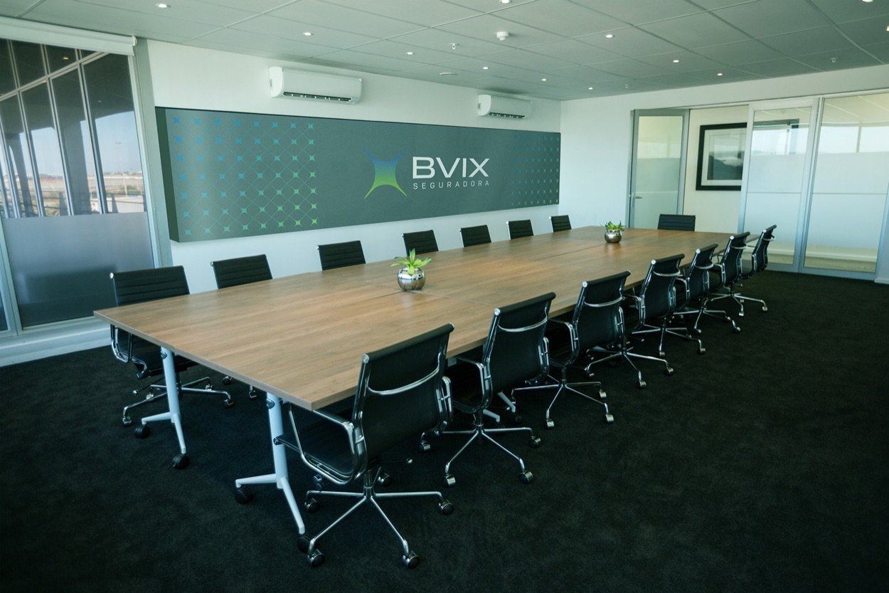 Sala de reunião com a identidade BVIX aplicada na parede