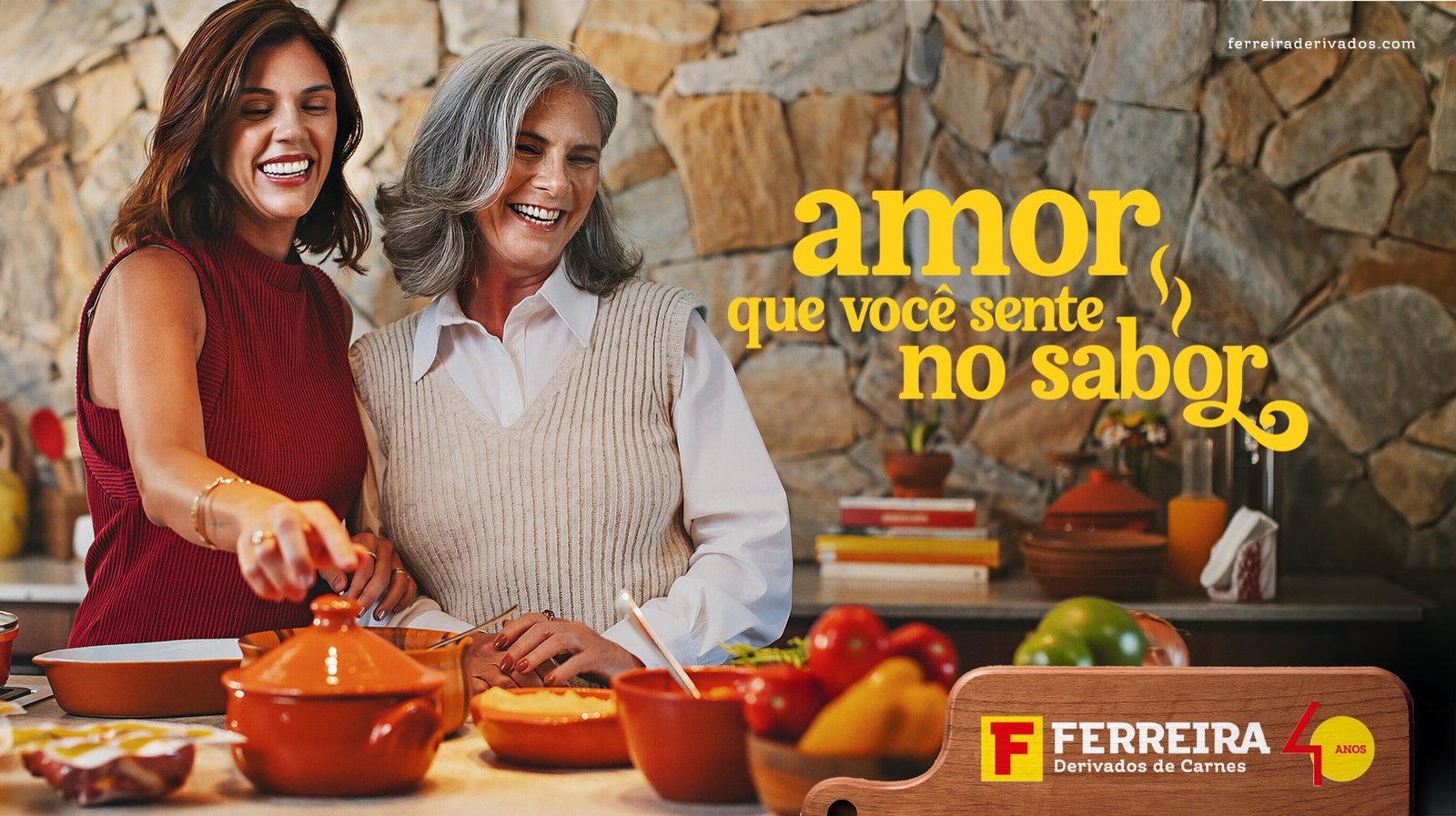 Peça da campanha com duas gerações cozinhando juntas