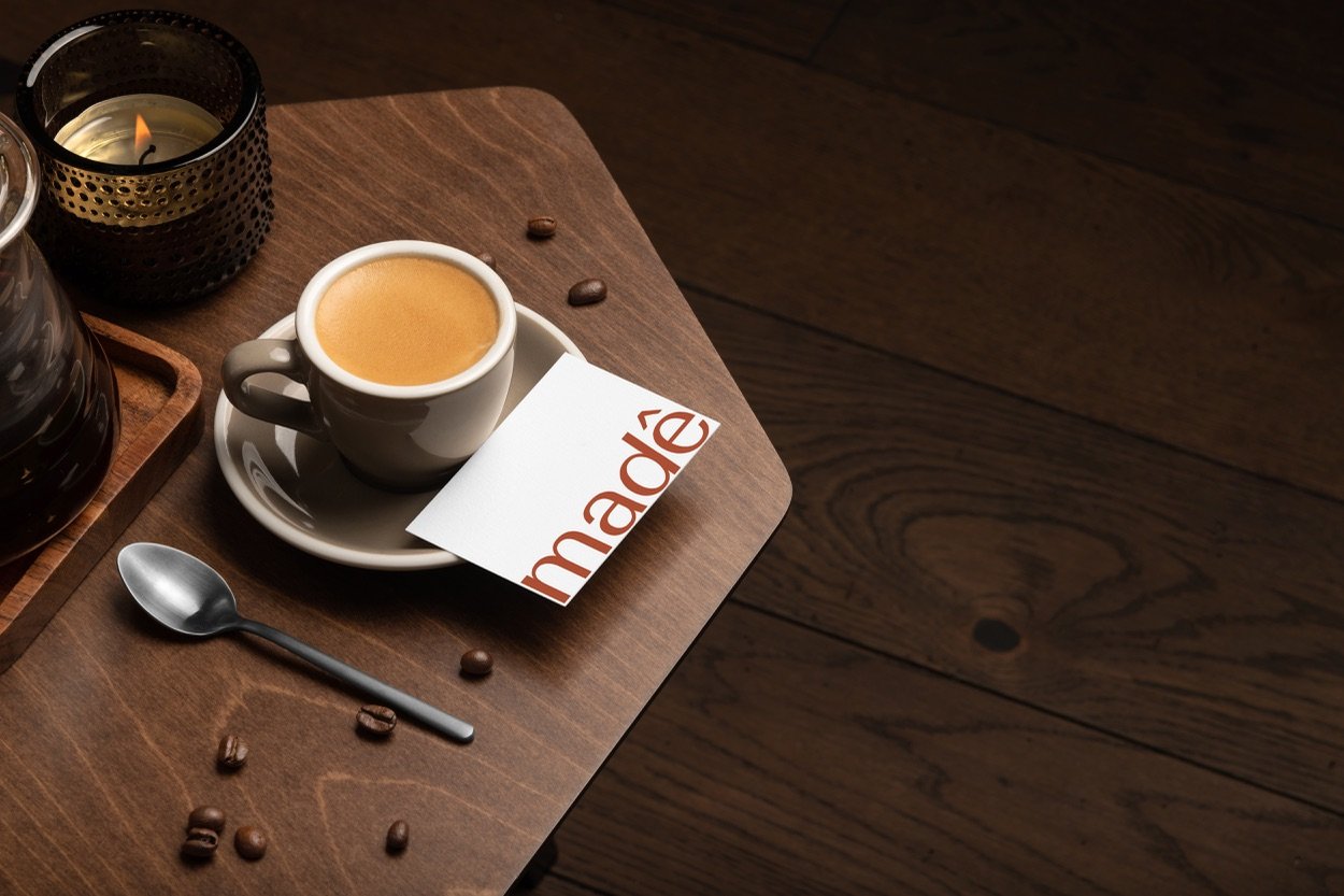 Xícara de café da Madê sobre tábua de madeira