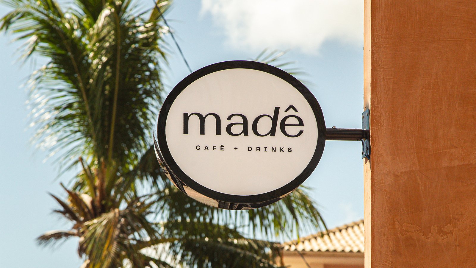 Placa suspensa da Madê na fachada