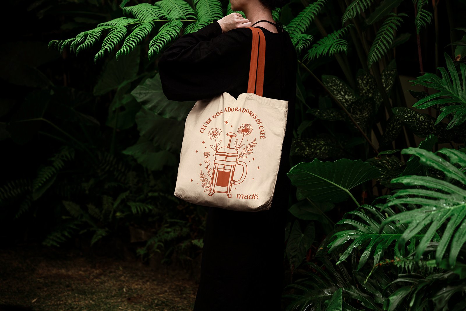 Ecobag da Madê em meio à vegetação