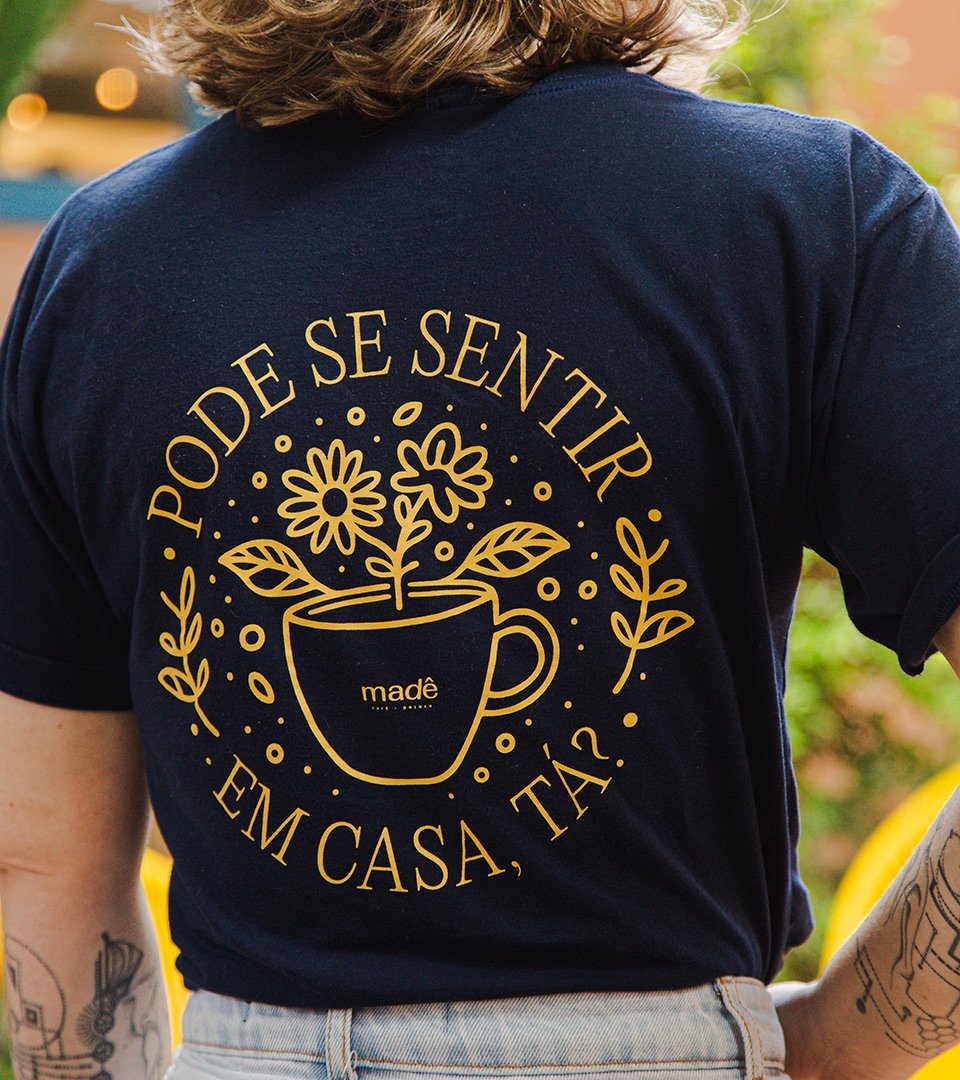 Camiseta com a estampa Pode se sentir em casa, tá?