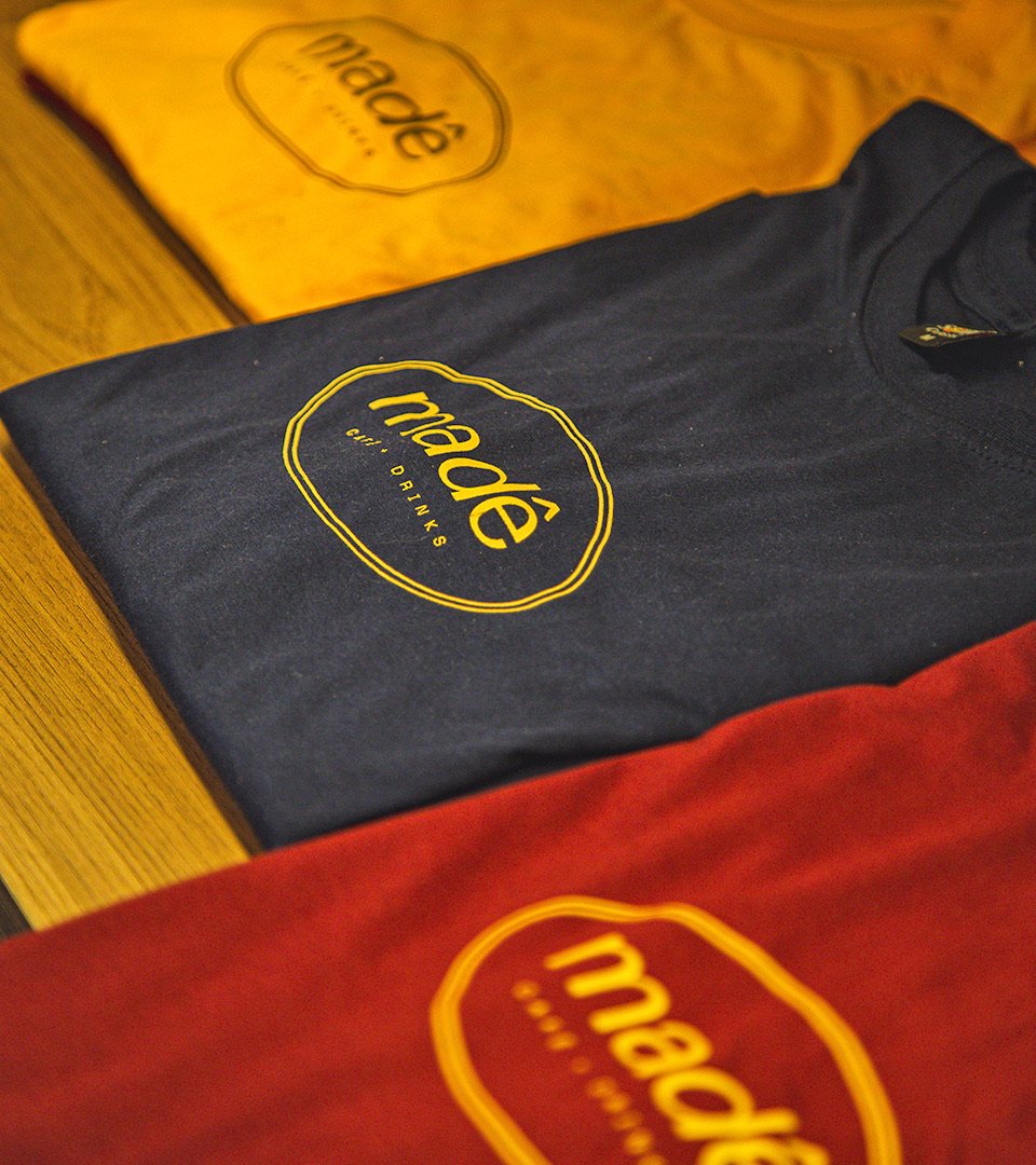 Camisetas da Madê em três cores