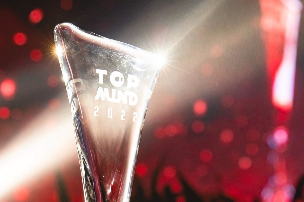 Troféu do Top of Mind 2022 em close