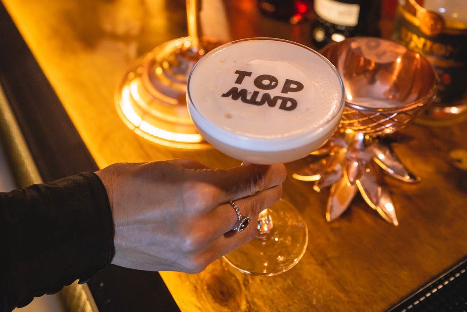 Drink com a marca Top of Mind servido no evento