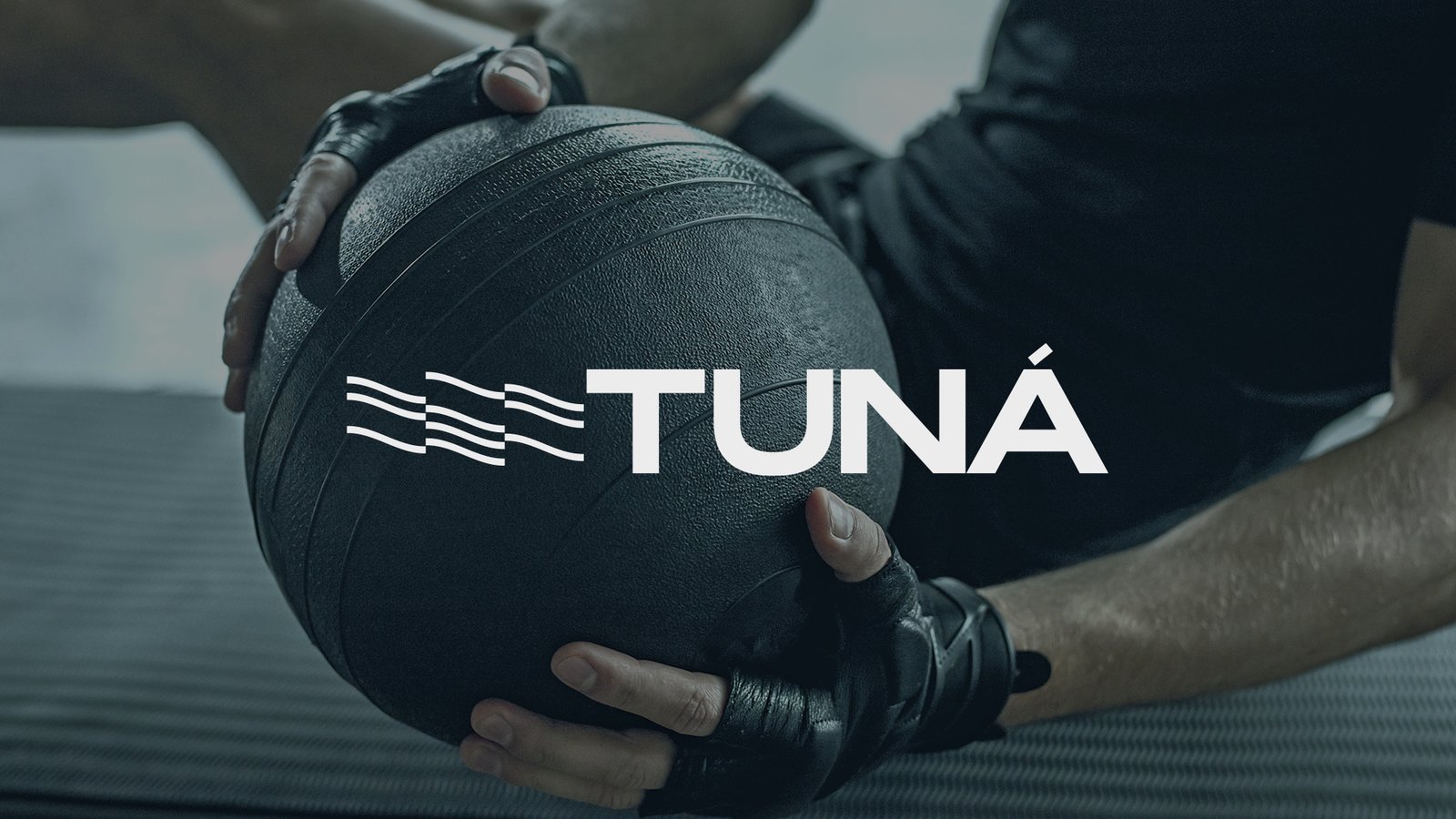 Marca Tuná sobre fotografia de atleta com medicine ball