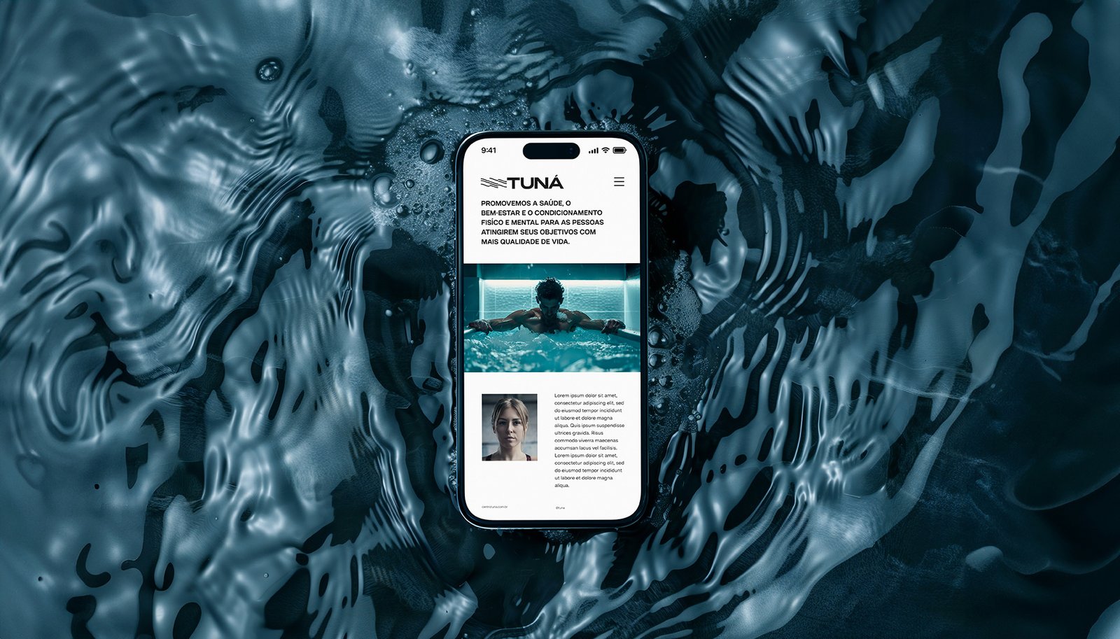 Site da Tuná em celular sobre fundo de água