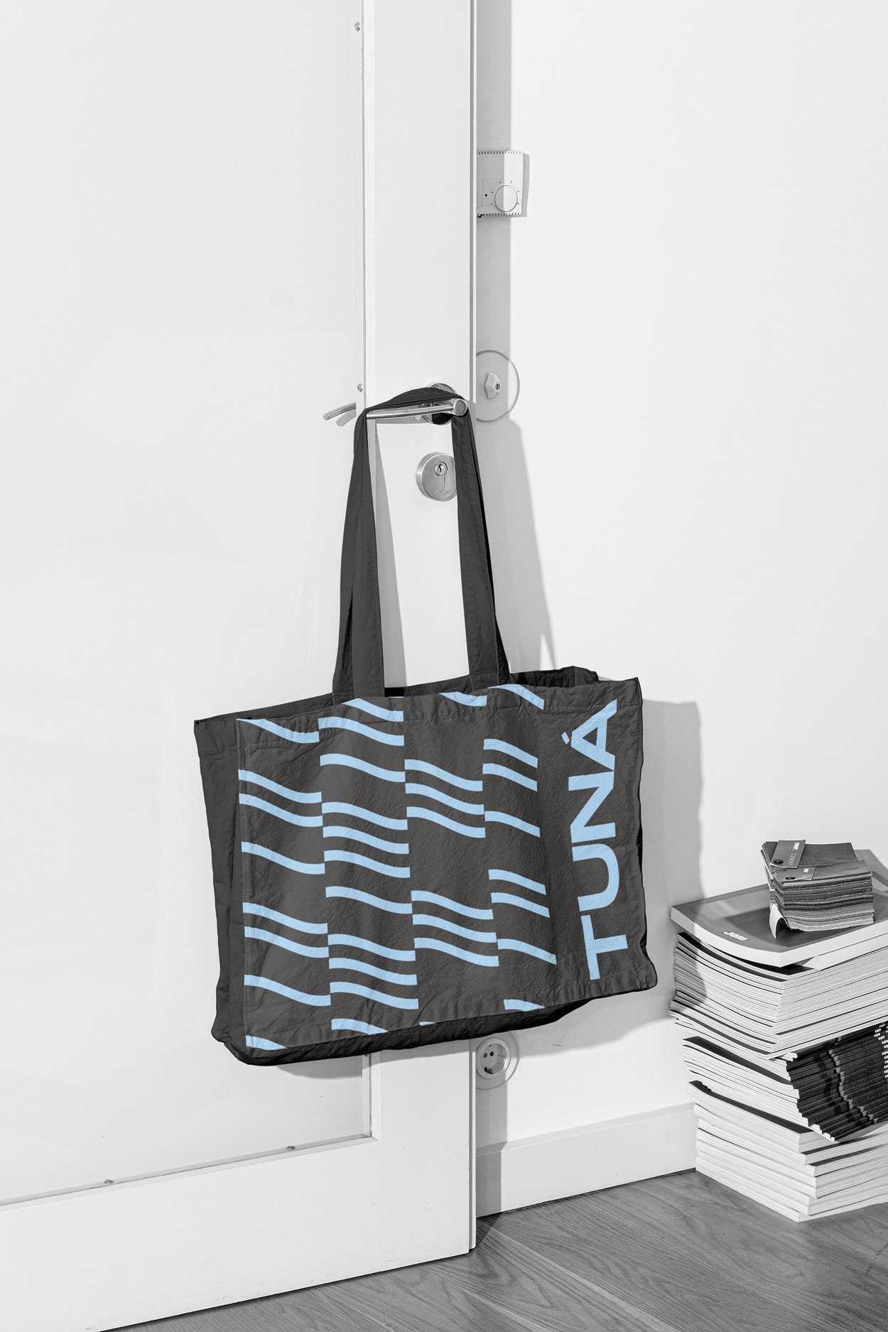Bolsa com o padrão gráfico da Tuná
